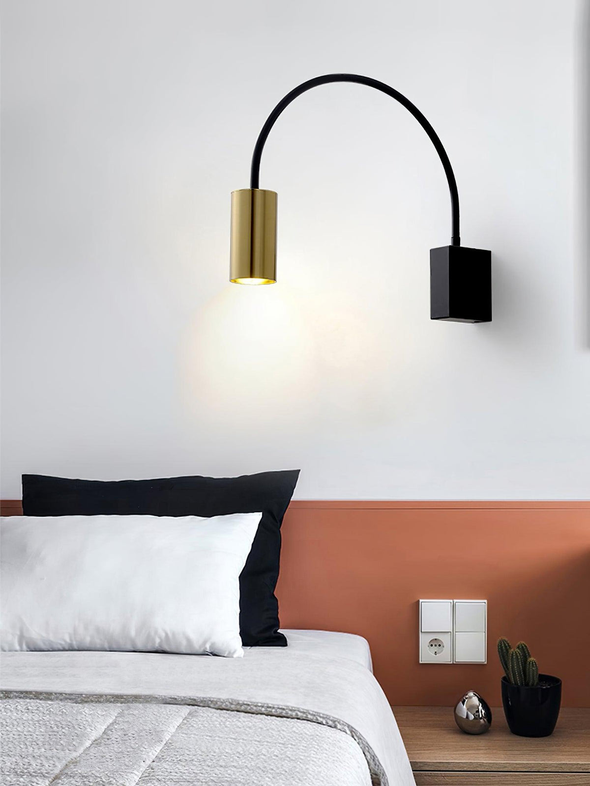 Noviq Contemporary Wall Lamp