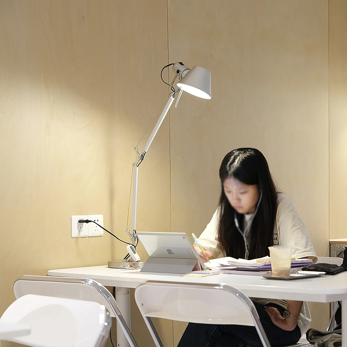 Haivo Articulated Aluminum Table Lamp
