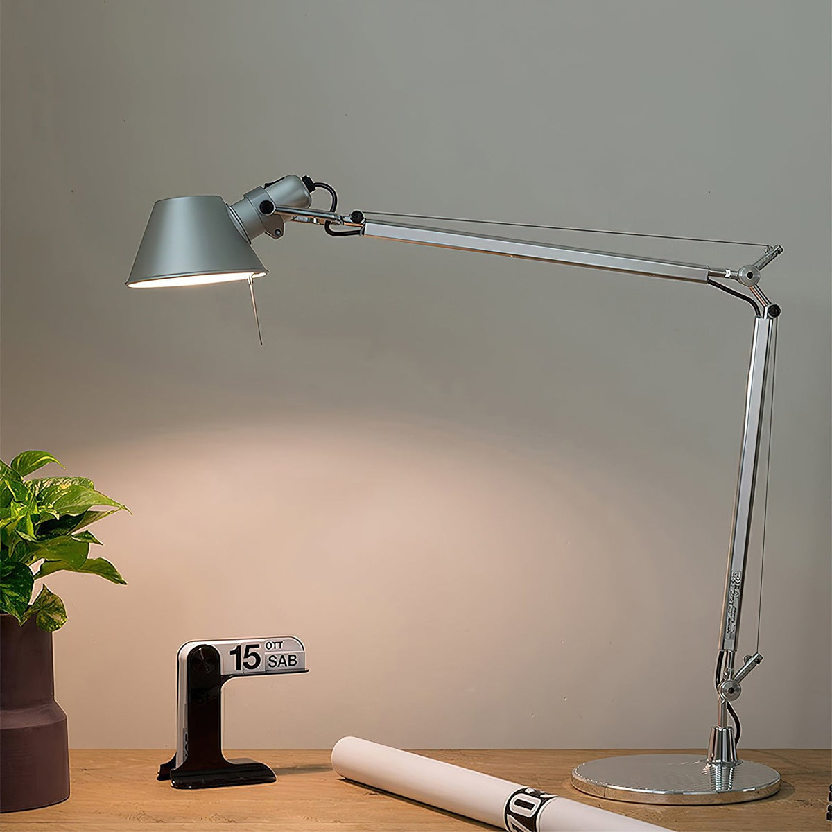 Haivo Articulated Aluminum Table Lamp