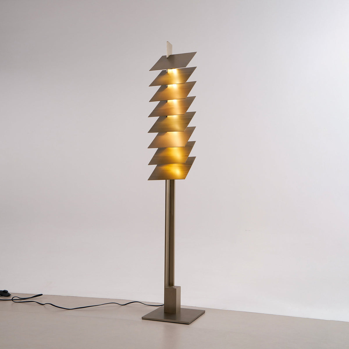 Virauena Floor Lamp