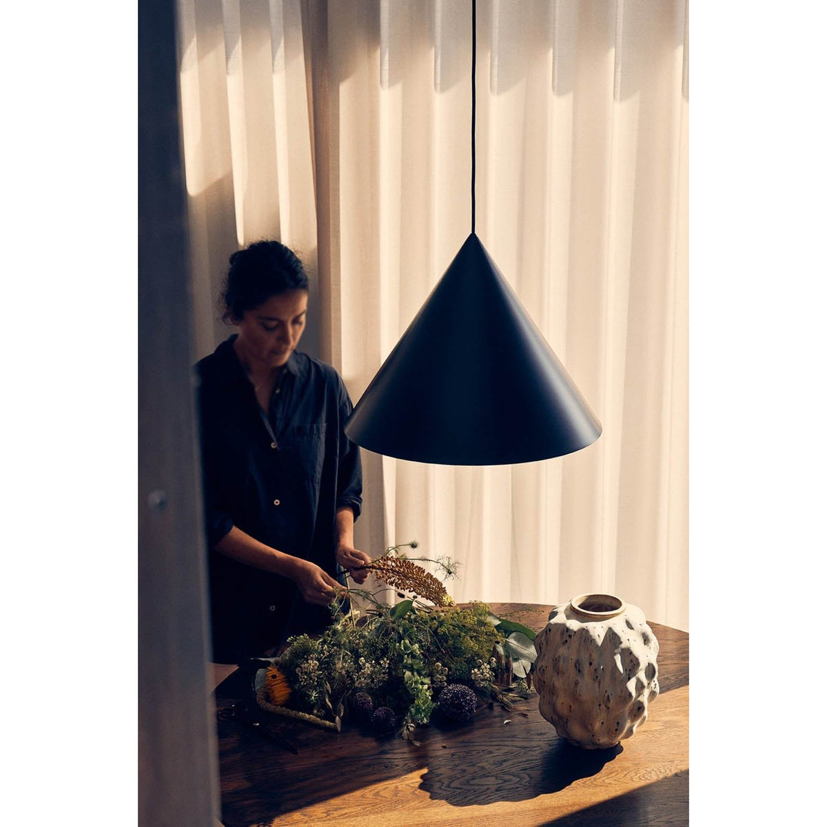 Caeluvyu Modern Minimalist Dark Metal Pendant Lamp