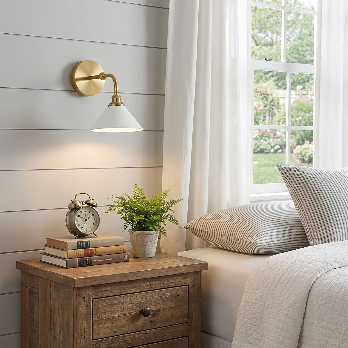 Dina Valerienne Minimalist Horn-shaped Metal Wall Lamp
