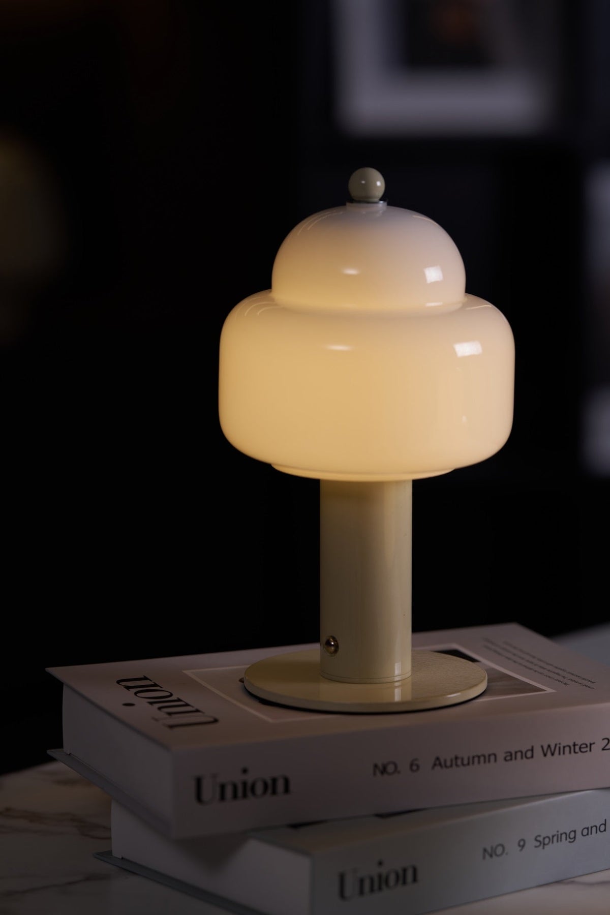 Avenaella Modern Table Lamp