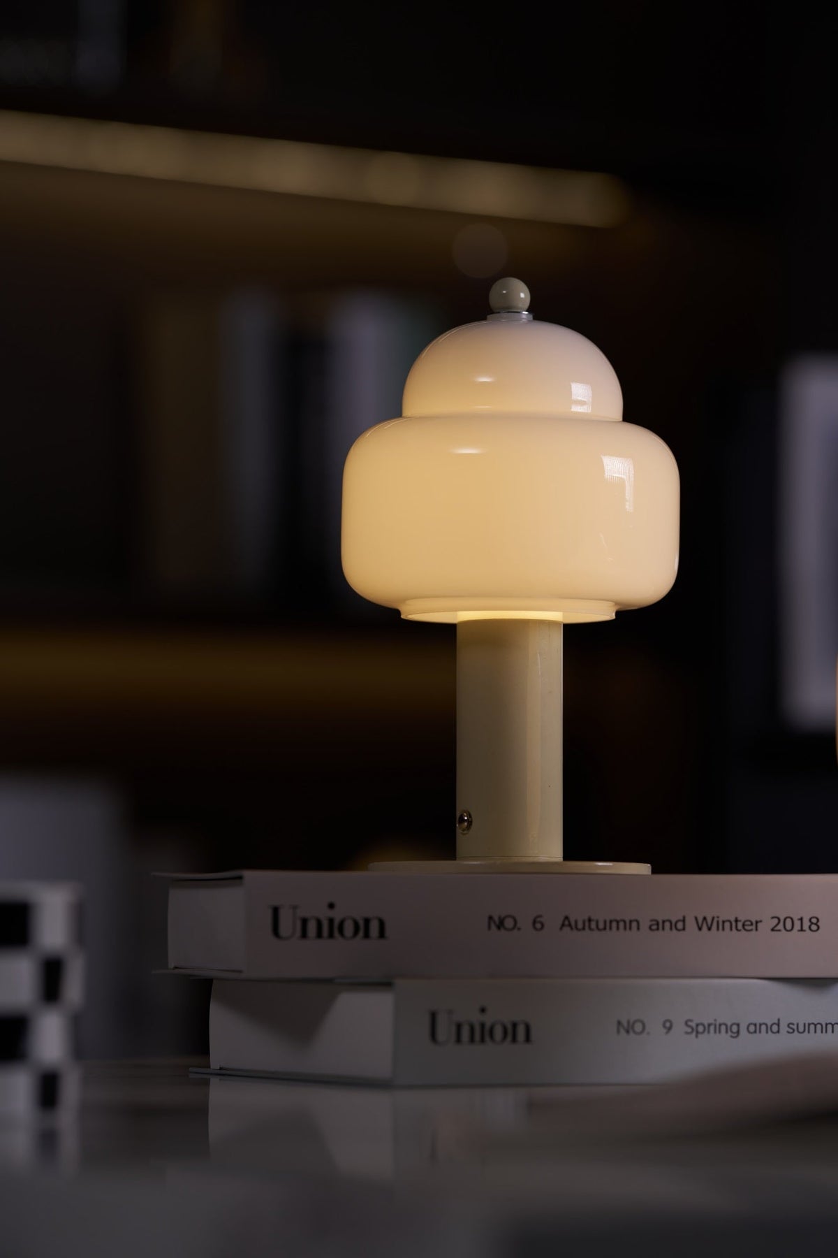 Avenaella Modern Table Lamp