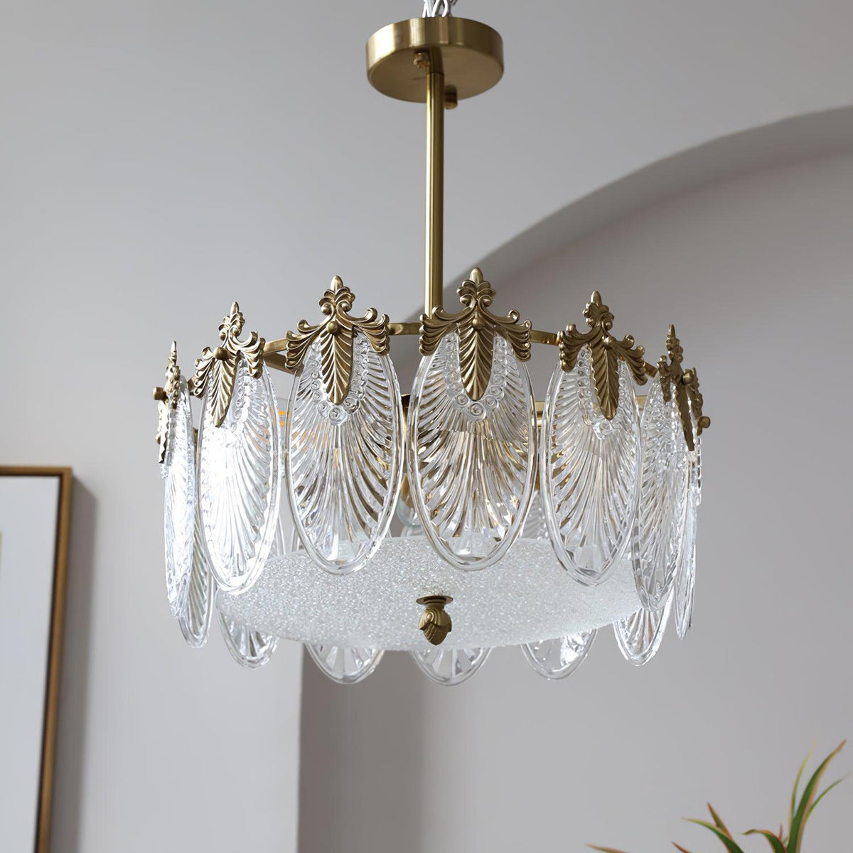 Eirisena Chandelier Glass Petals Gold Frame Round