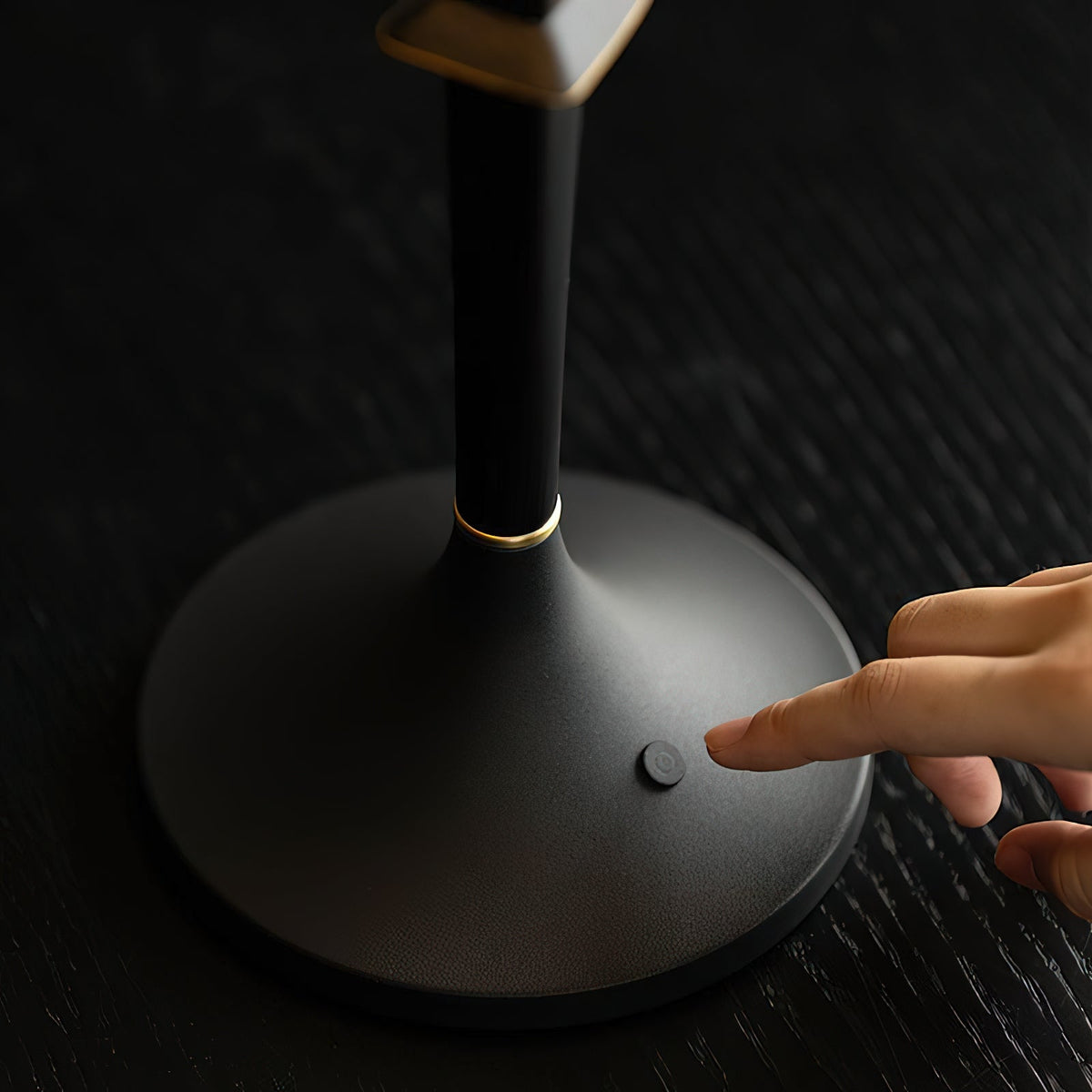 Karma Elvior Iron Table Lamp (Built-in Battery)