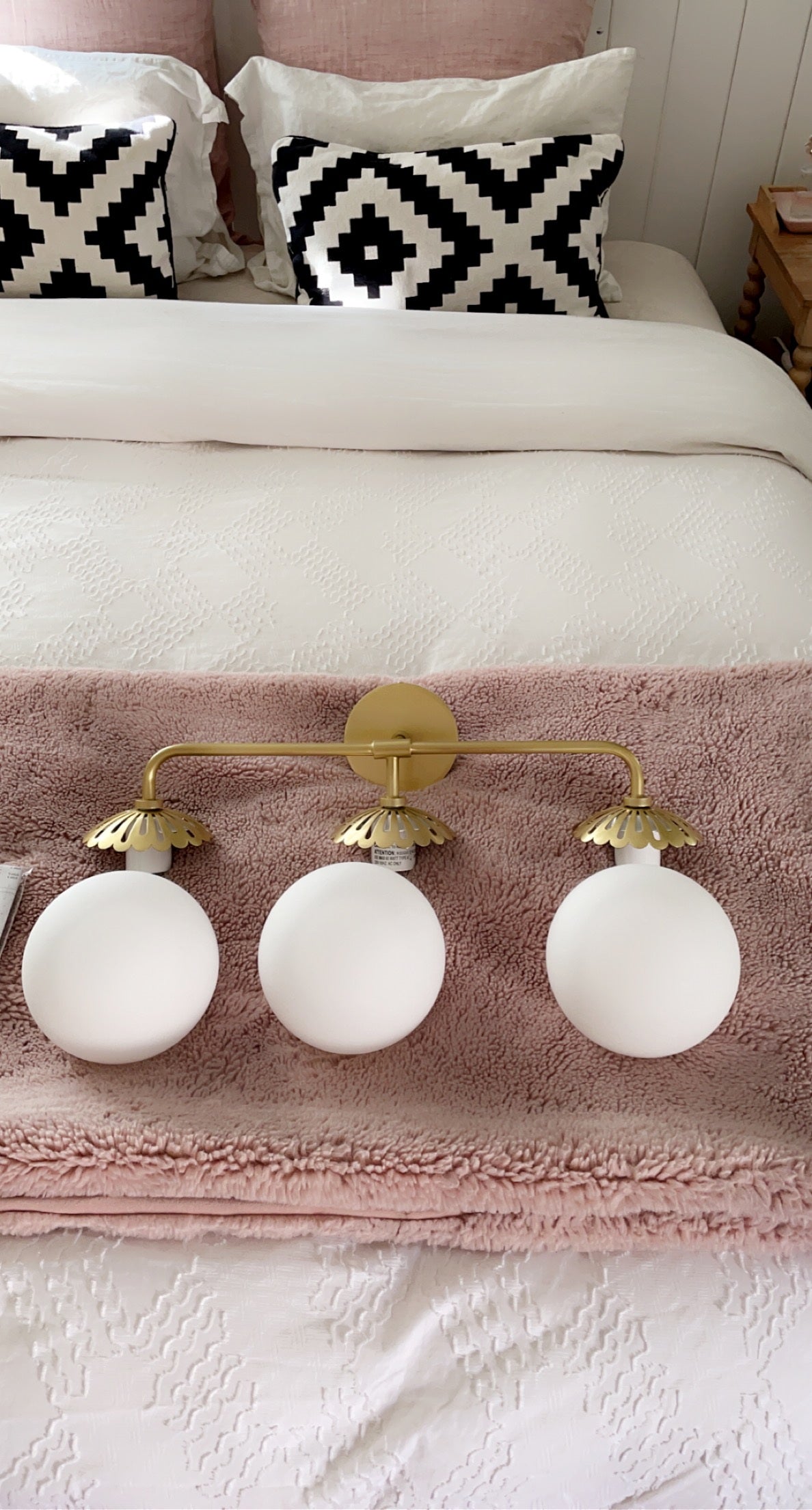 Aveniviella Wall Lamp