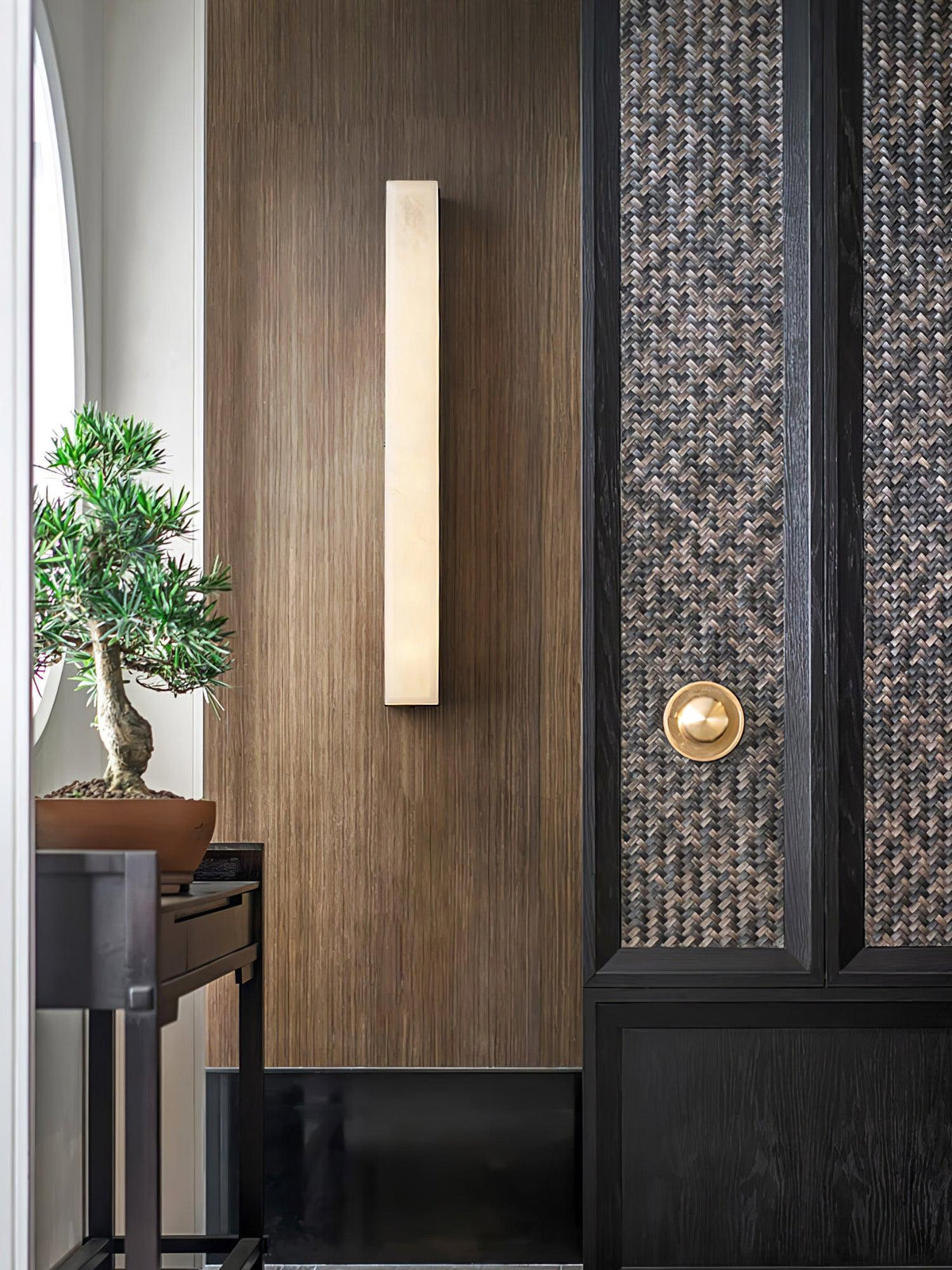 Nivivette Pillar Alabaster Wall Lamp