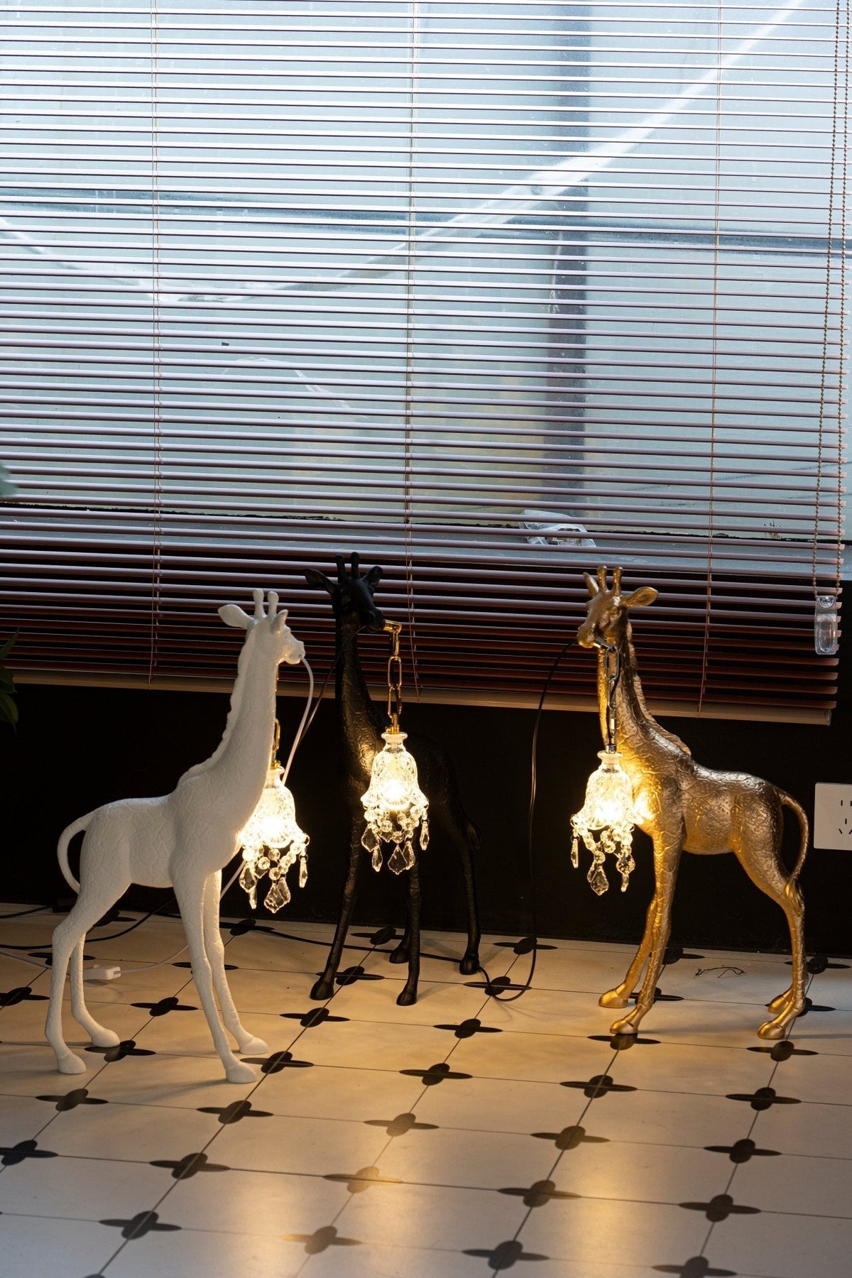 Fexl Luxurious Giraffe Royale Sculpture Floor Lamp