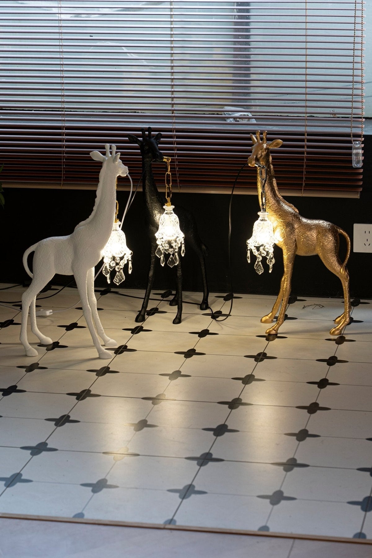 Fexl Luxurious Giraffe Royale Sculpture Floor Lamp