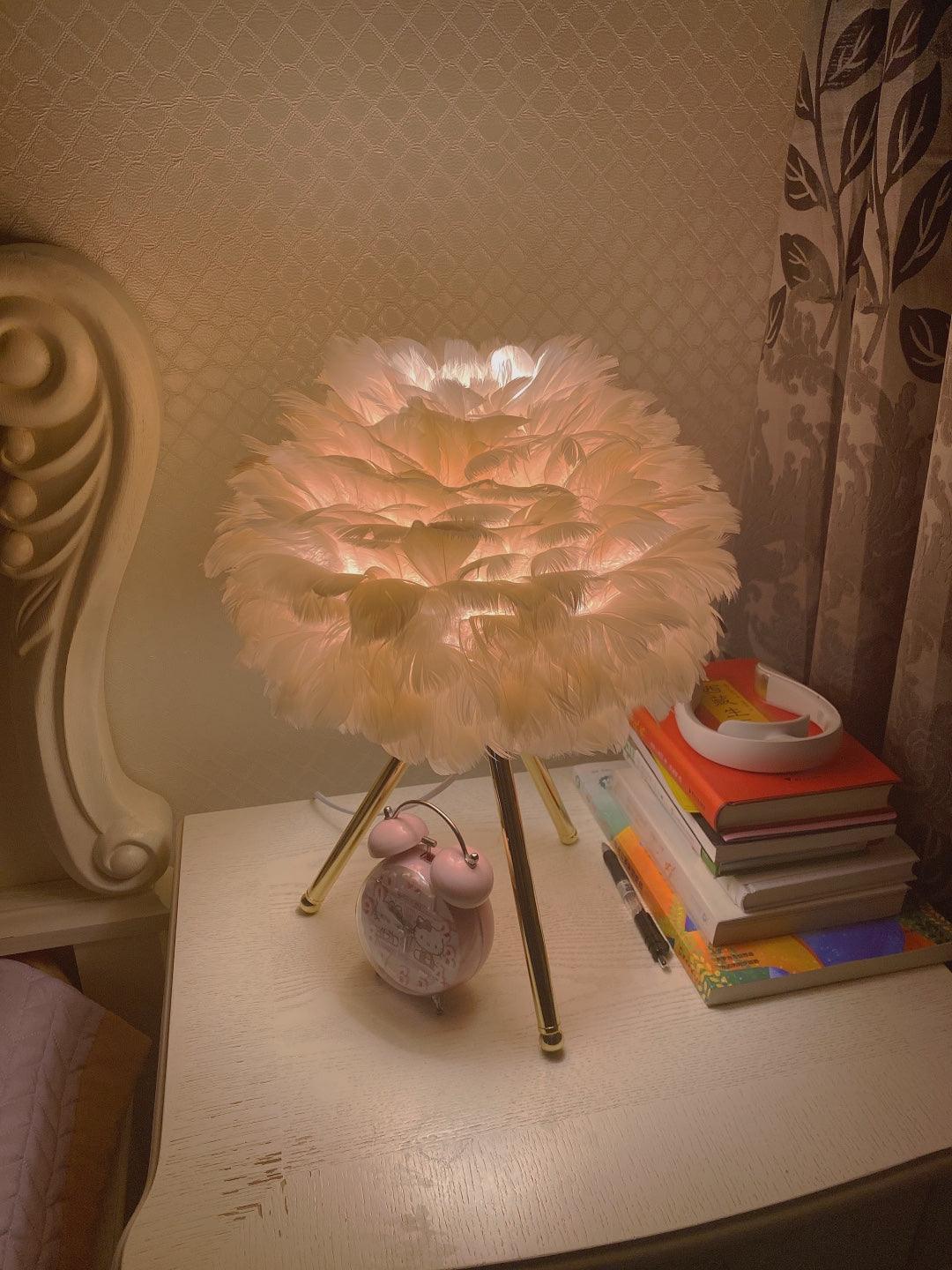 Nilo Feather Feminine Table Lamp