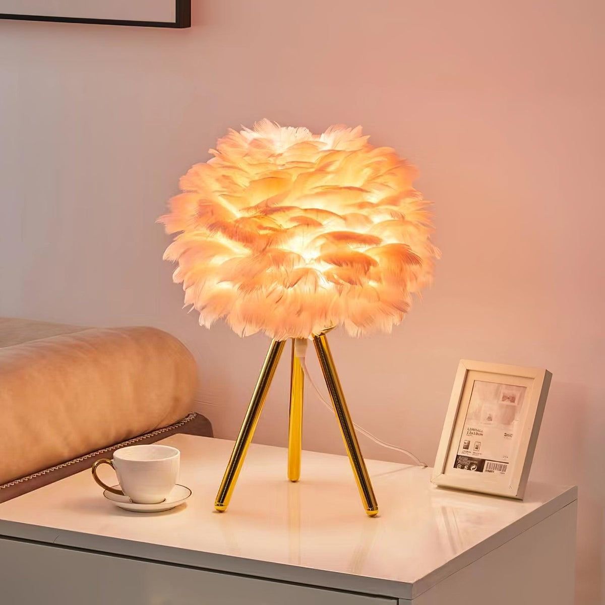 Nilo Feather Feminine Table Lamp