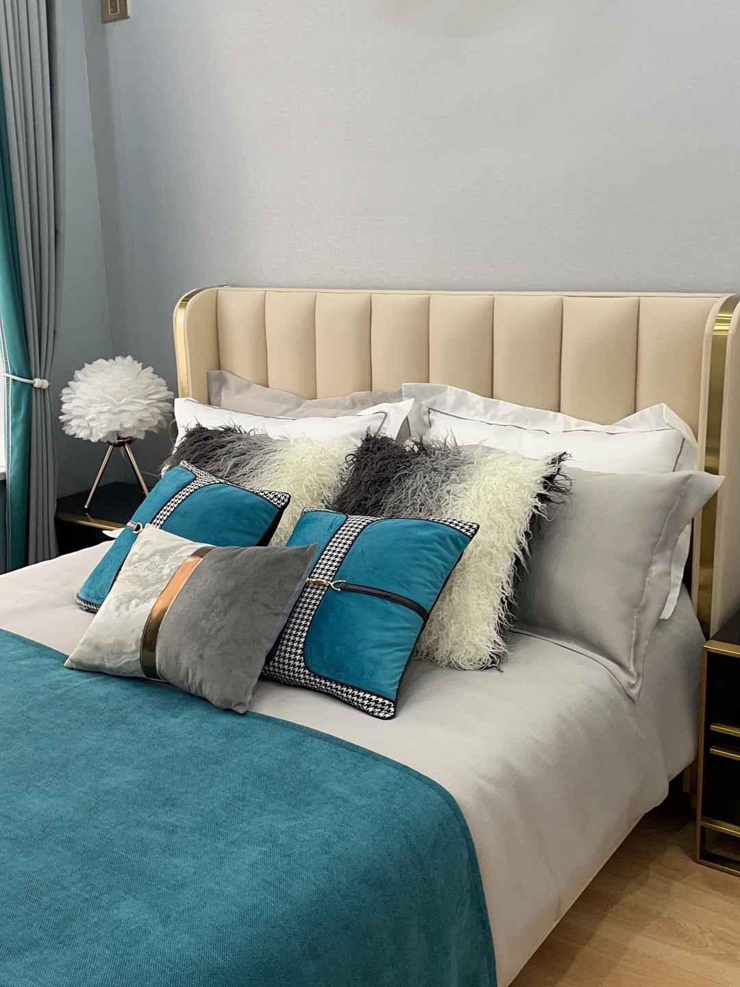 Nilo Feather Feminine Table Lamp