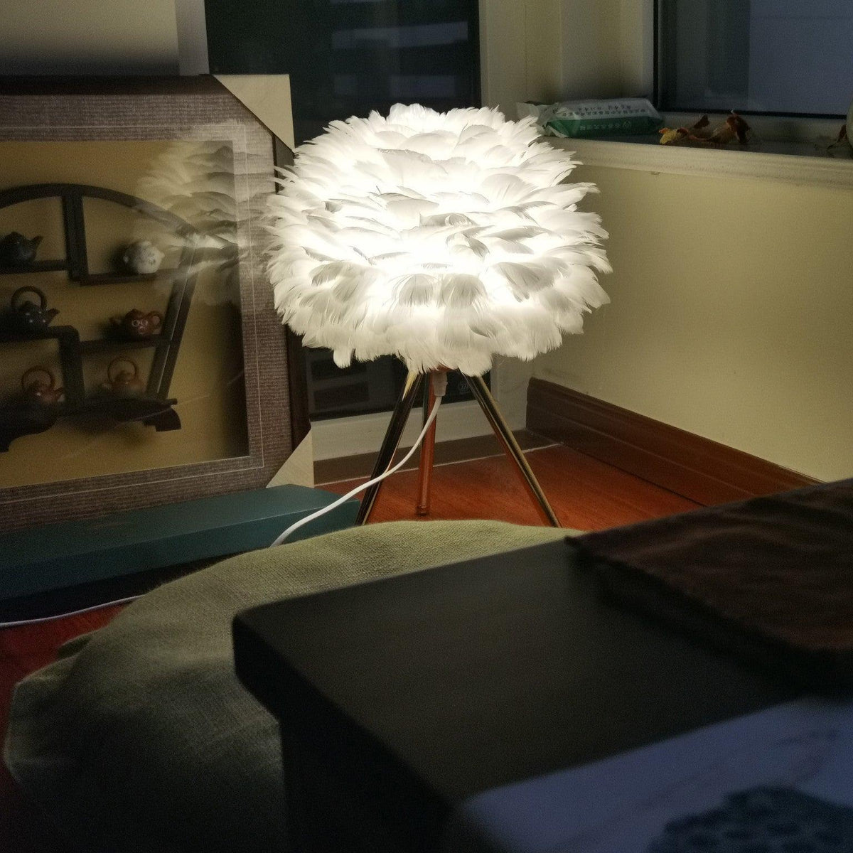 Nilo Feather Feminine Table Lamp
