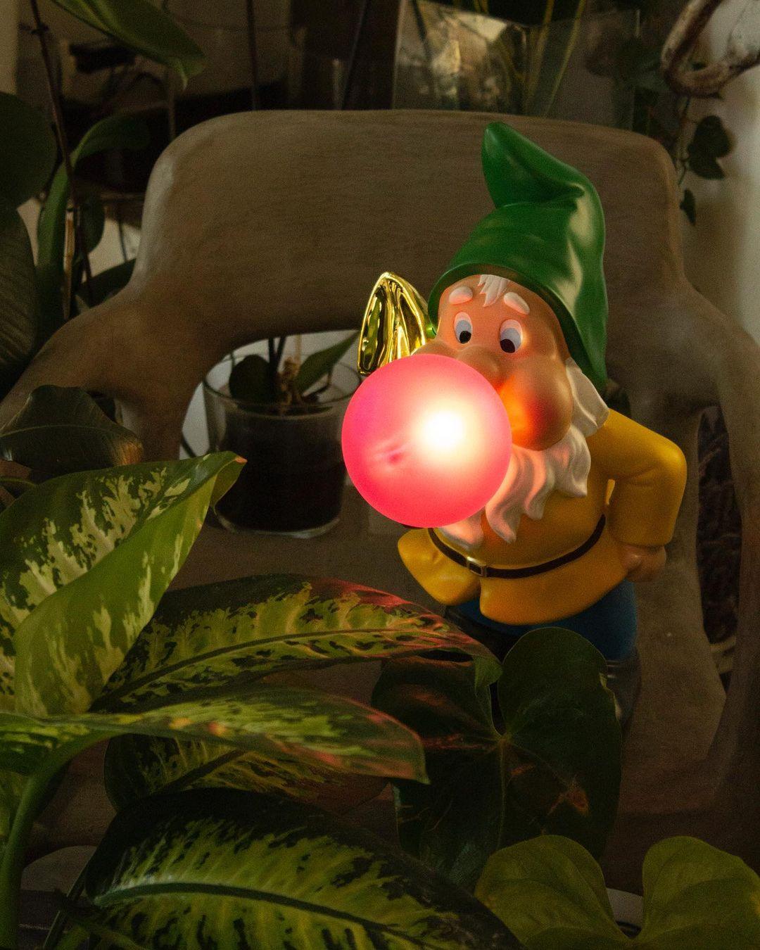 Brisa Resin Playful Table Lamp