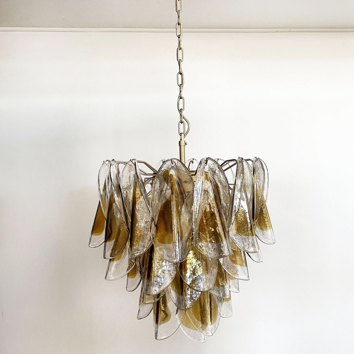 Vild Chandelier Isabella Gold Petal Layered
