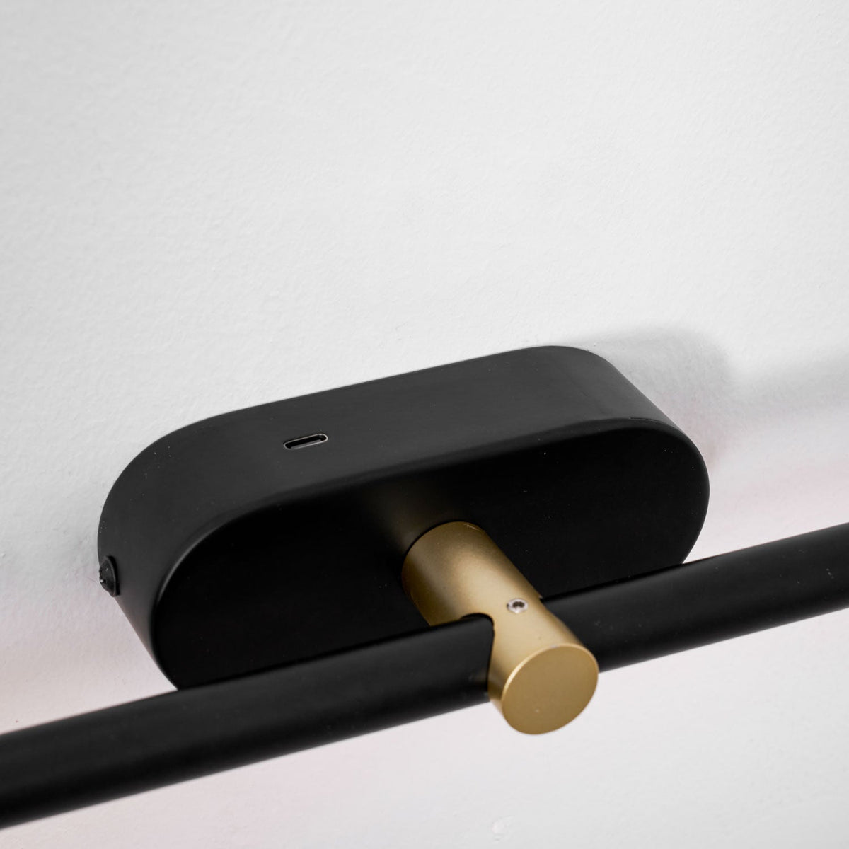 Xaiya Linear Rechargeable Indoor Wall Light