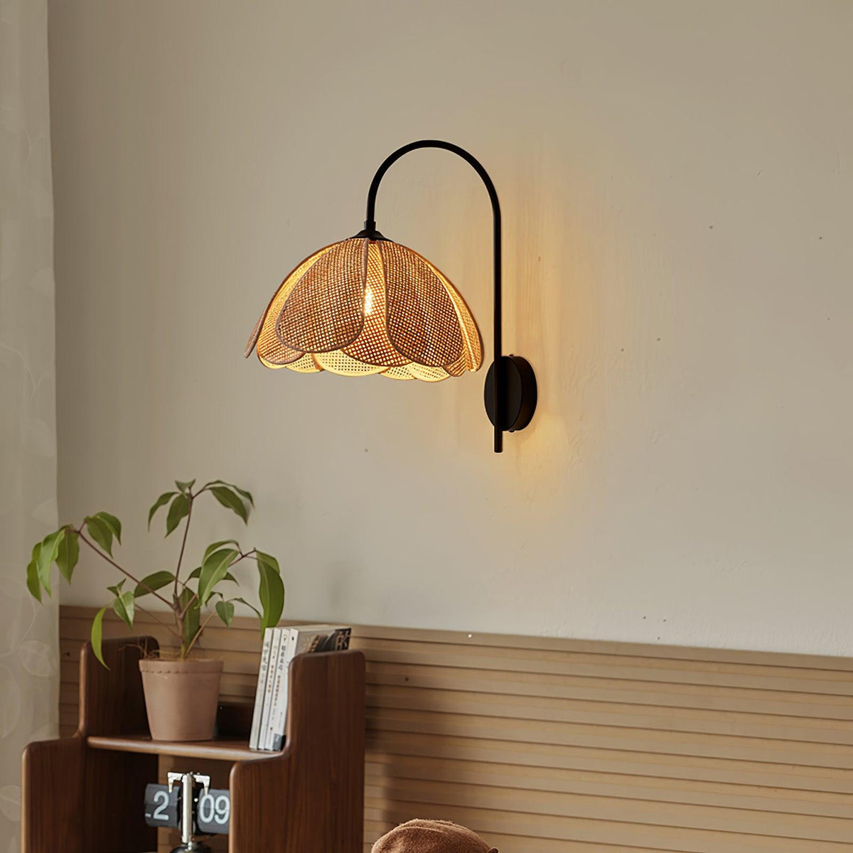 Zevelia Elegance Natural Petal Rattan Wall Lamp