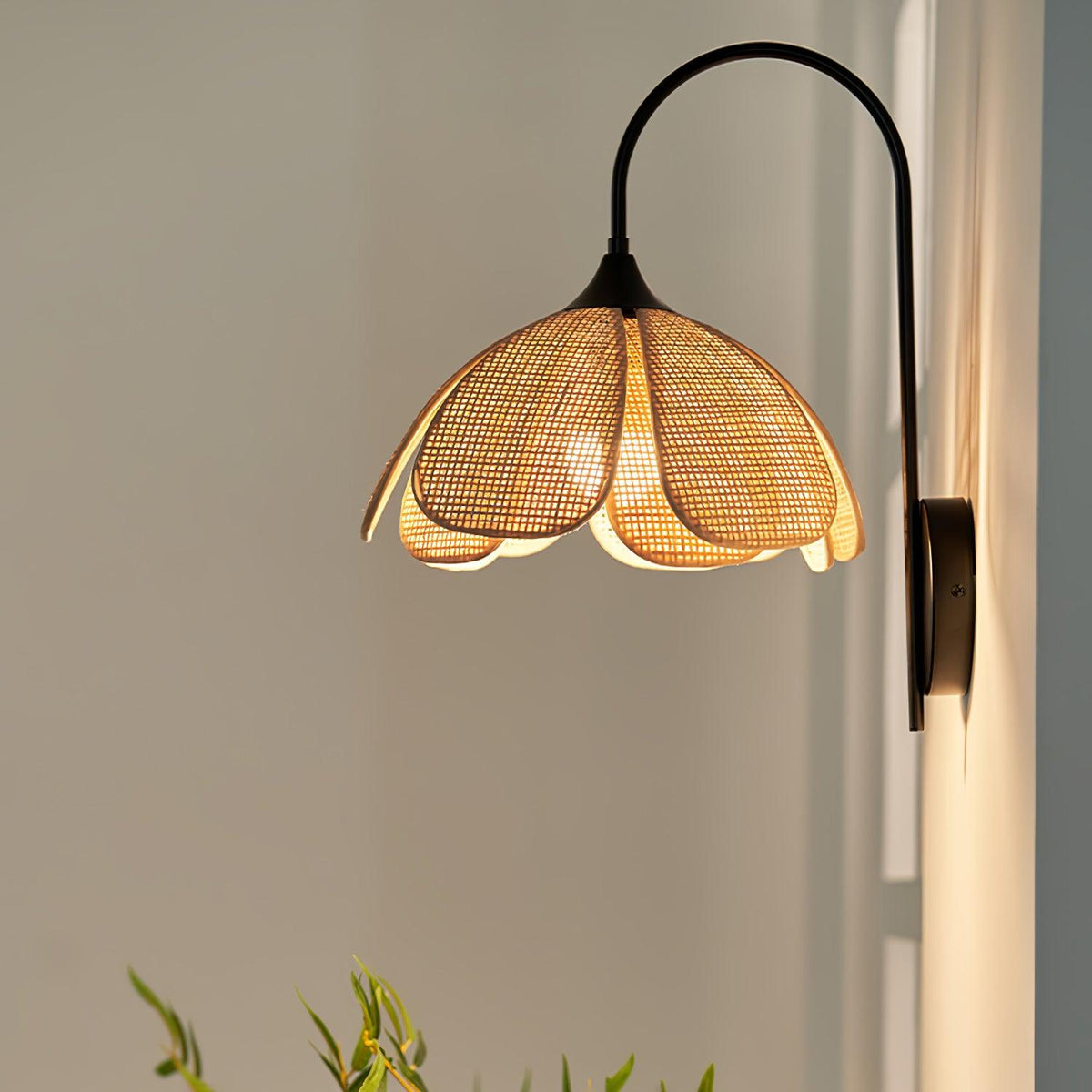Zevelia Elegance Natural Petal Rattan Wall Lamp