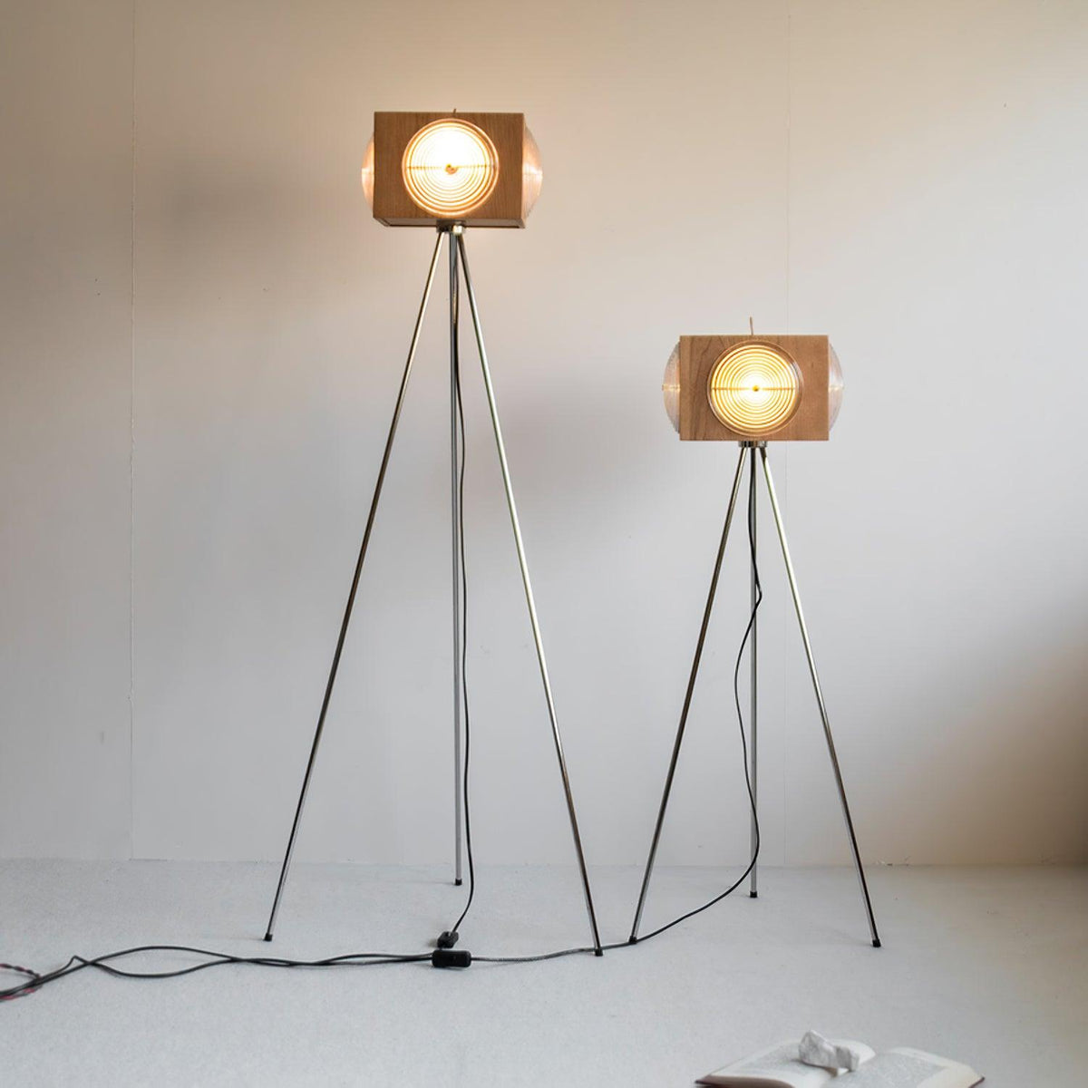 Vesoren Tripod Wood Floor Lamp