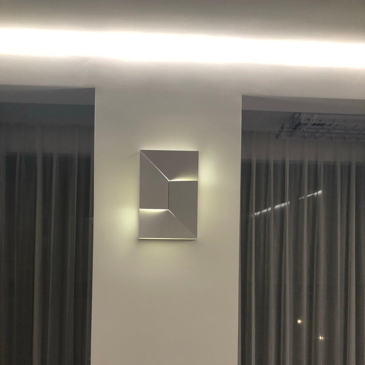 Deloza Shadows Rechargeable Grand Sconce Wall lamp