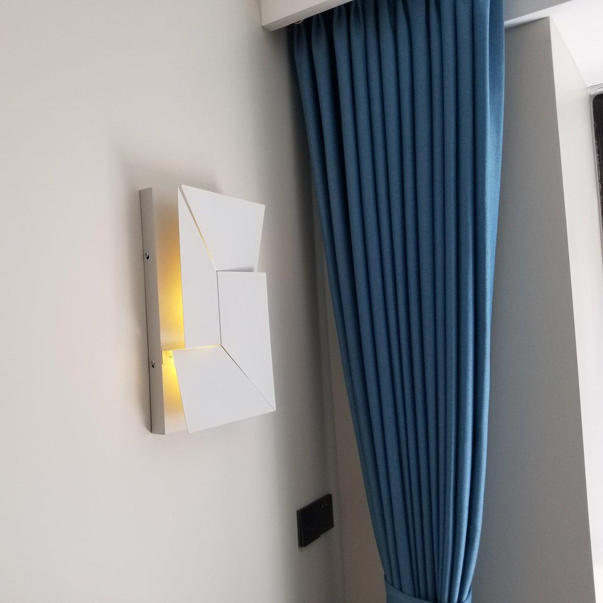Arthaen Shadows Grand Sconce Wall lamp