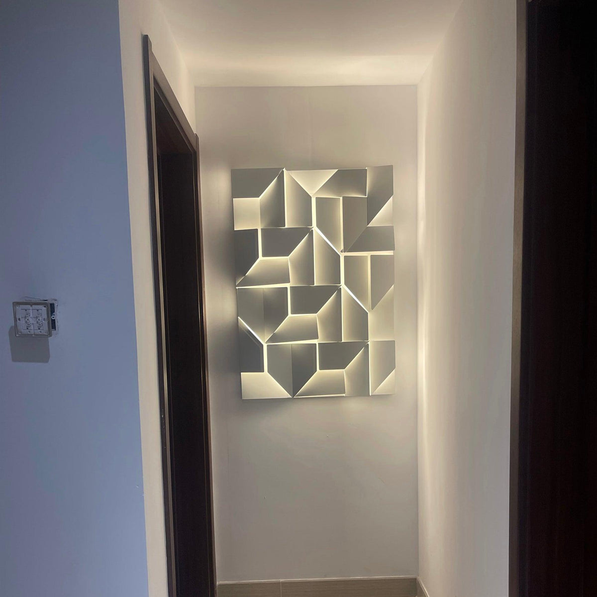 Wynor Shadows Grand Sconce Wall Lamp