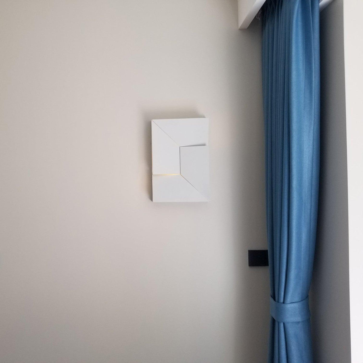 Wynor Shadows Grand Sconce Wall Lamp
