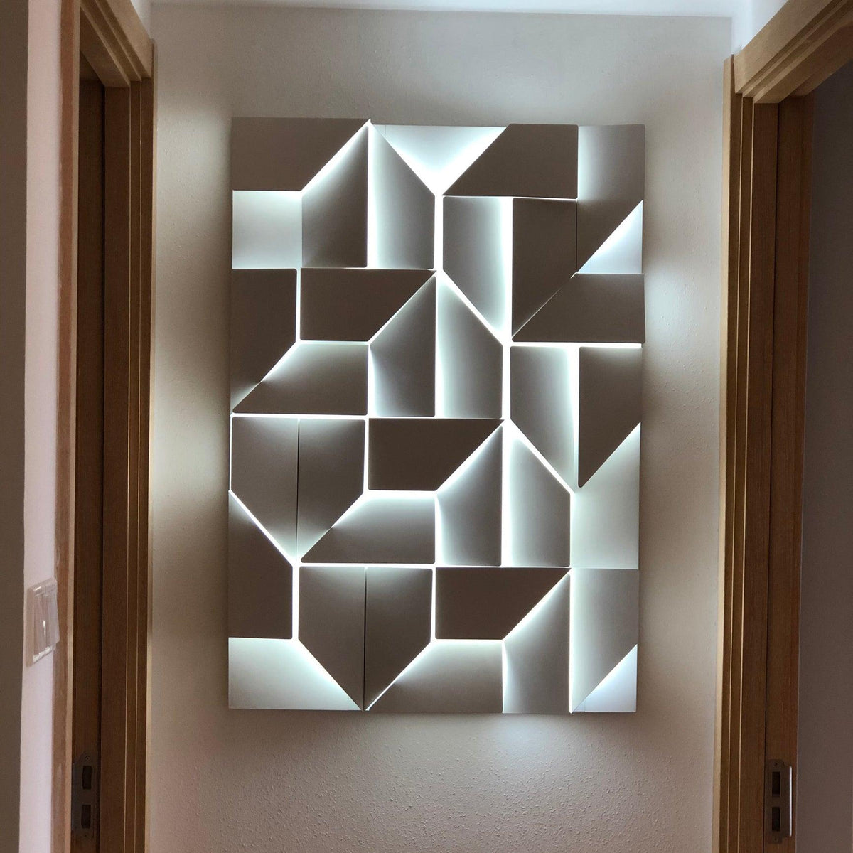 Deloza Shadows Rechargeable Grand Sconce Wall lamp