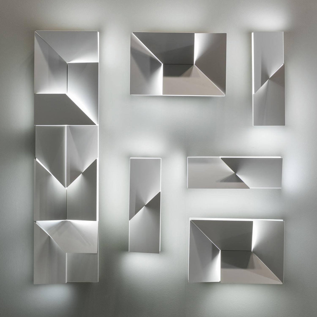 Deloza Shadows Rechargeable Grand Sconce Wall lamp
