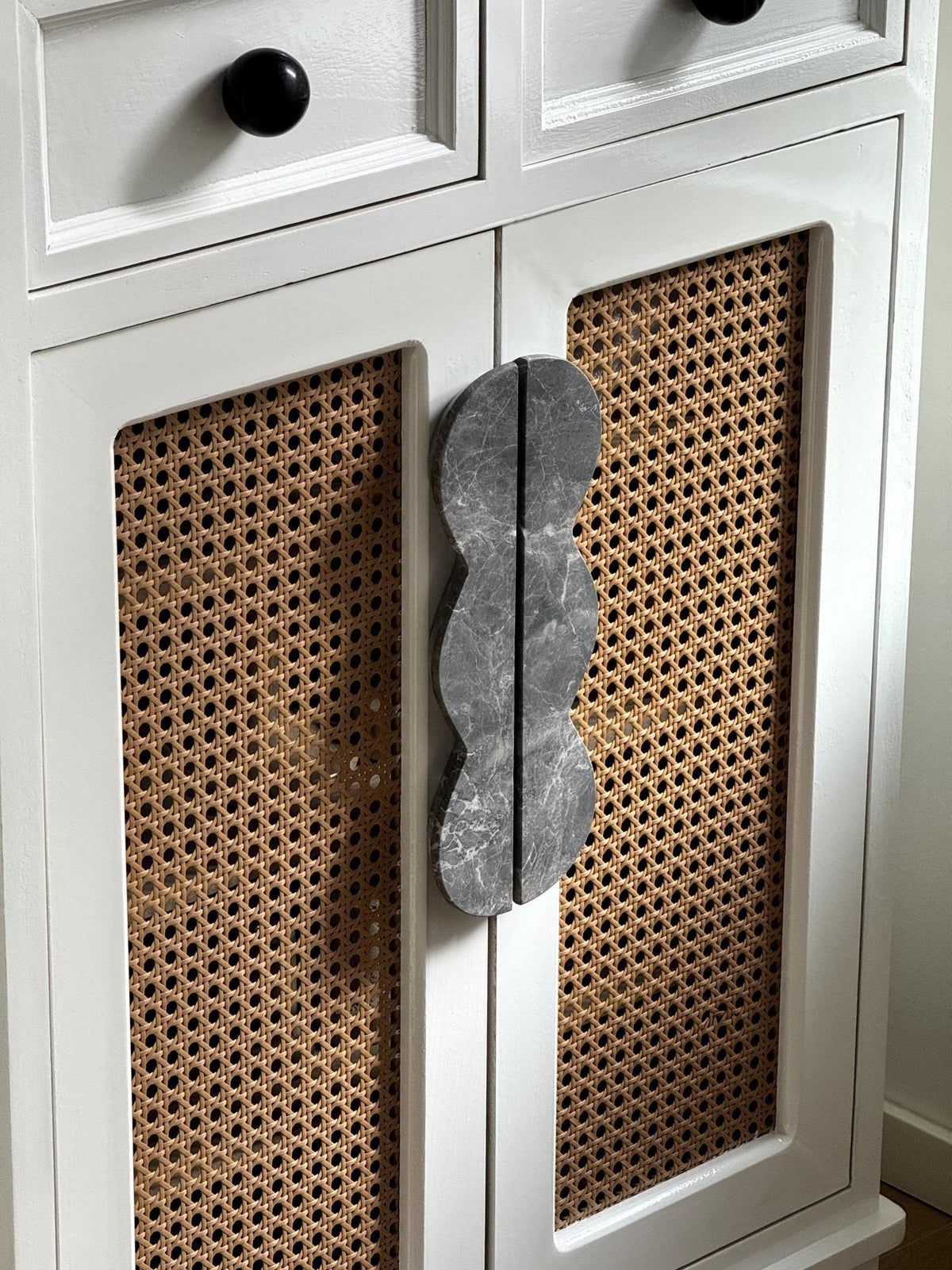 Marisyn Twin-Curve Pull Handle