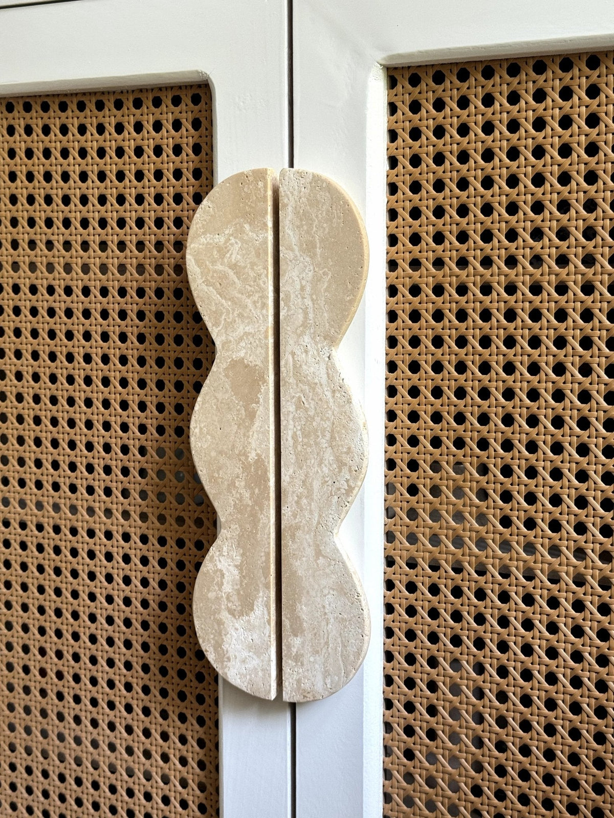 Marisyn Twin-Curve Pull Handle