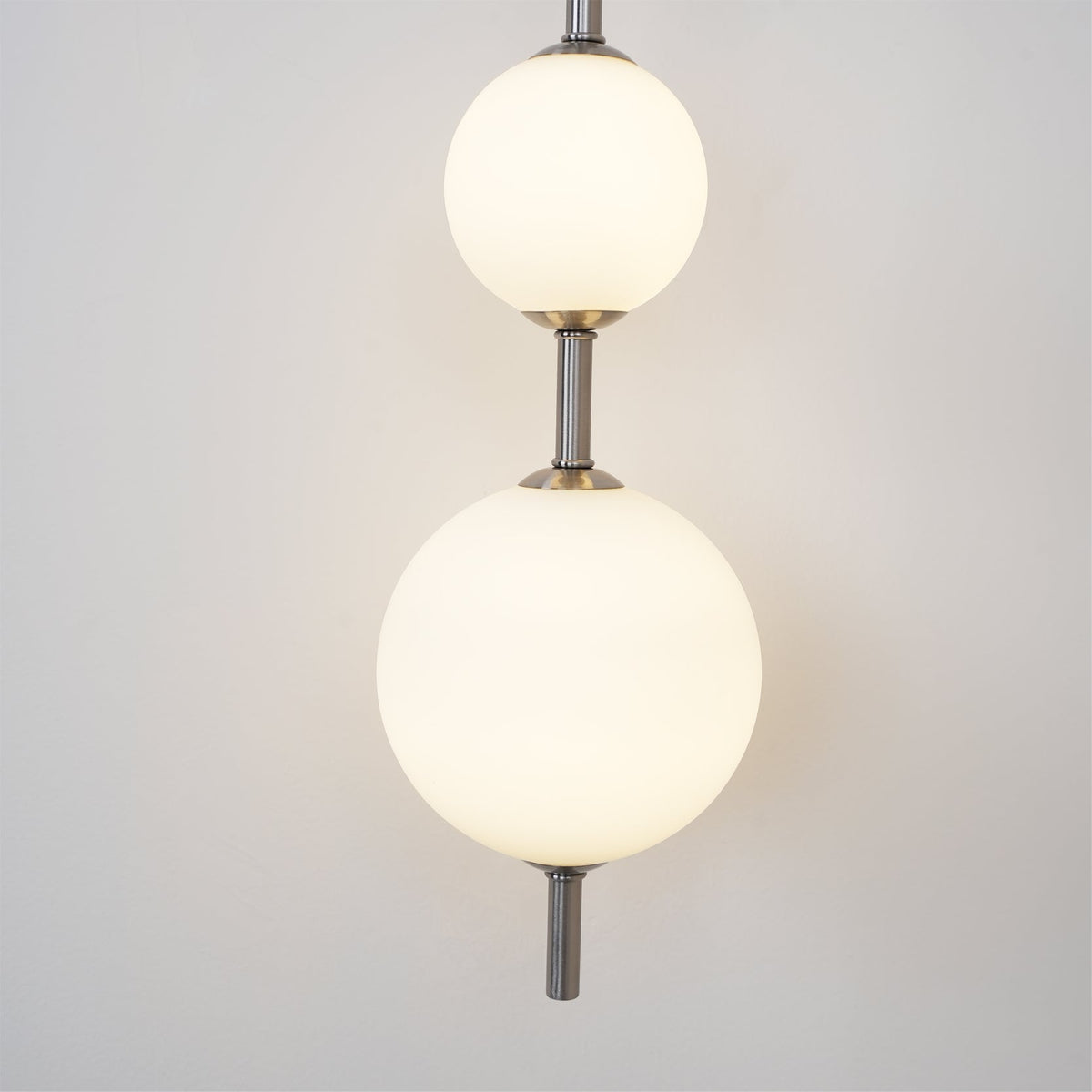 Ilraeia Vertical Globe Plug-in Wall Lamp