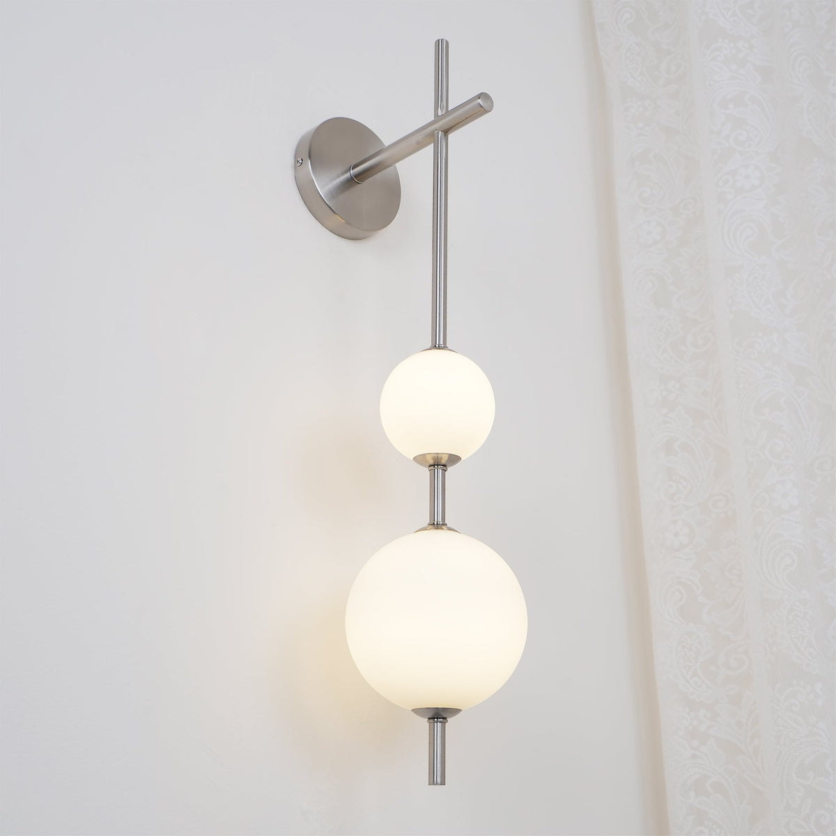Ilraeia Vertical Globe Plug-in Wall Lamp