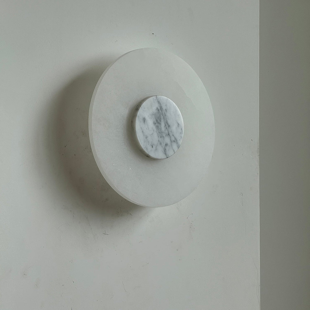 Rauduvyi Modern Minimalist Alabaster Wall Lamp