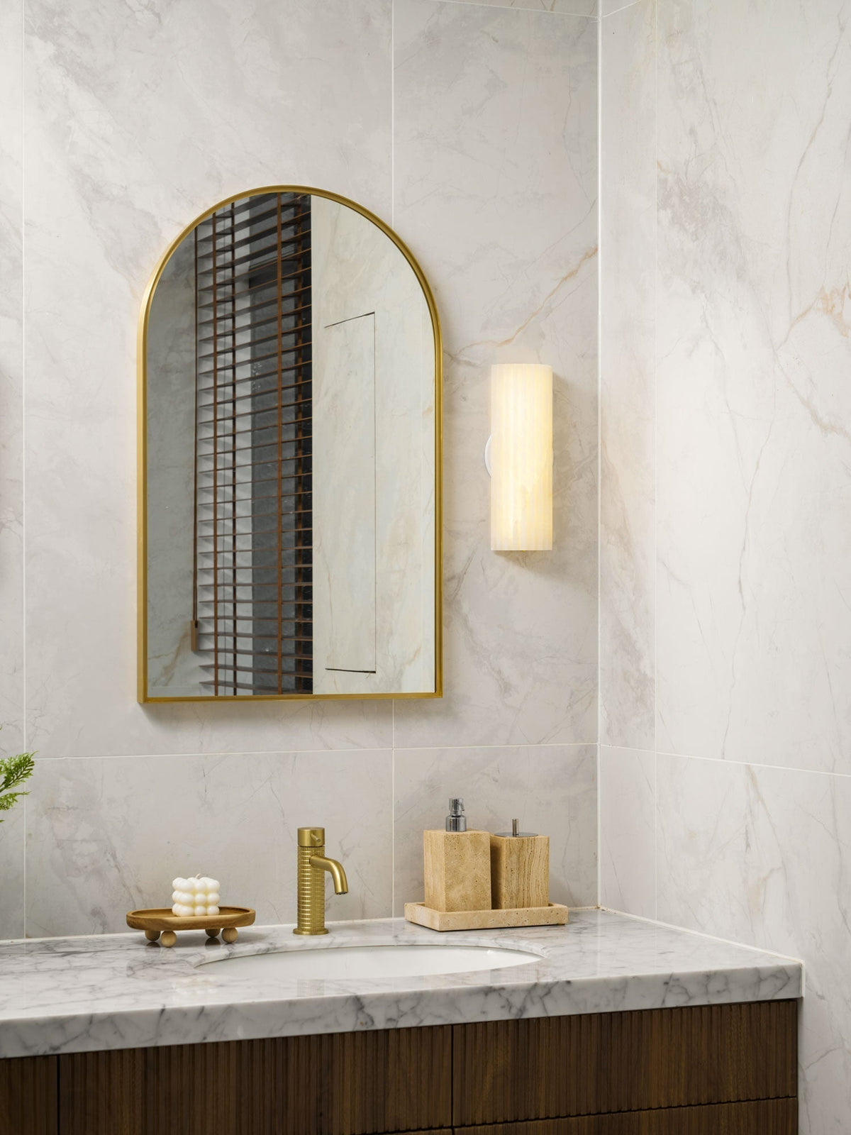 Aveniraria Alabaster Wall Lamp