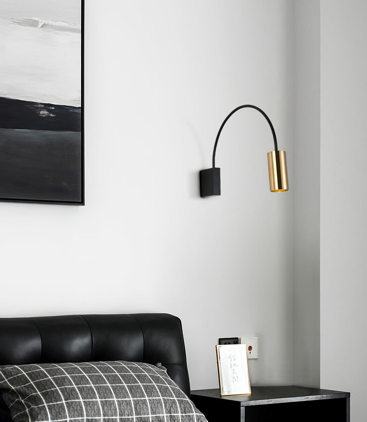Noviq Contemporary Wall Lamp