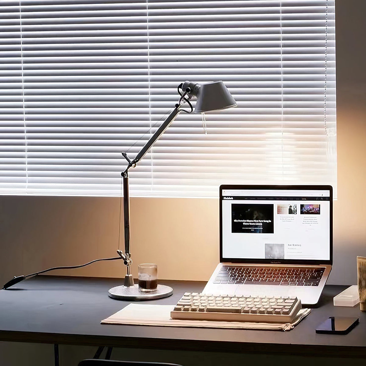 Haivo Articulated Aluminum Table Lamp