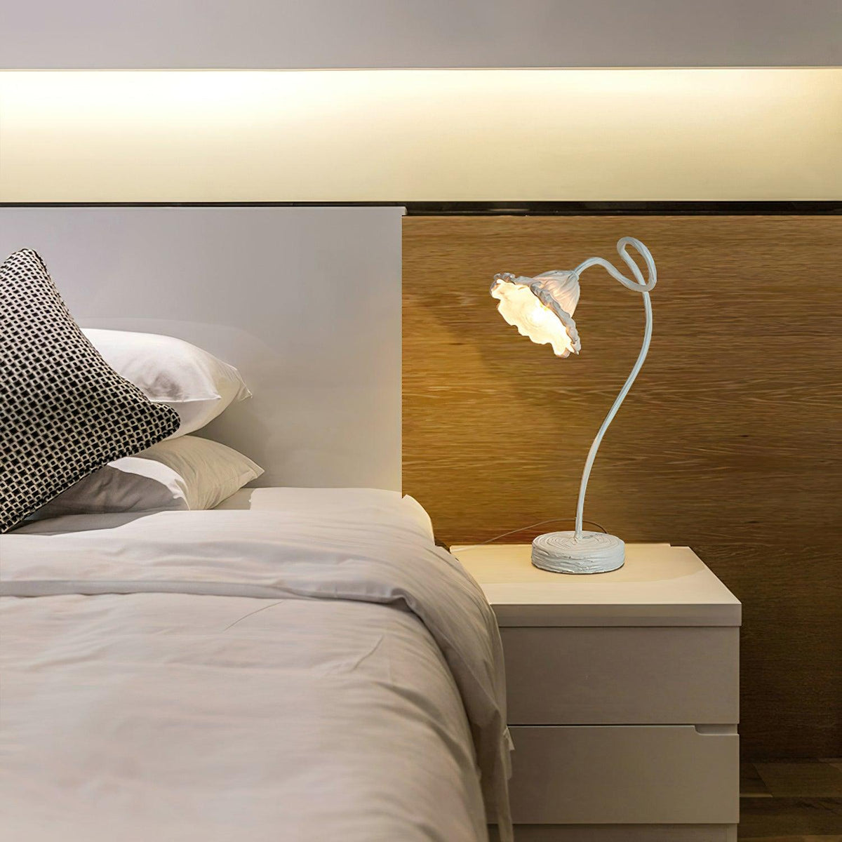 Velanella Resin Table Lamp