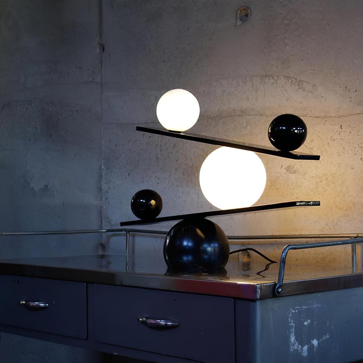Usilus Table Lamp