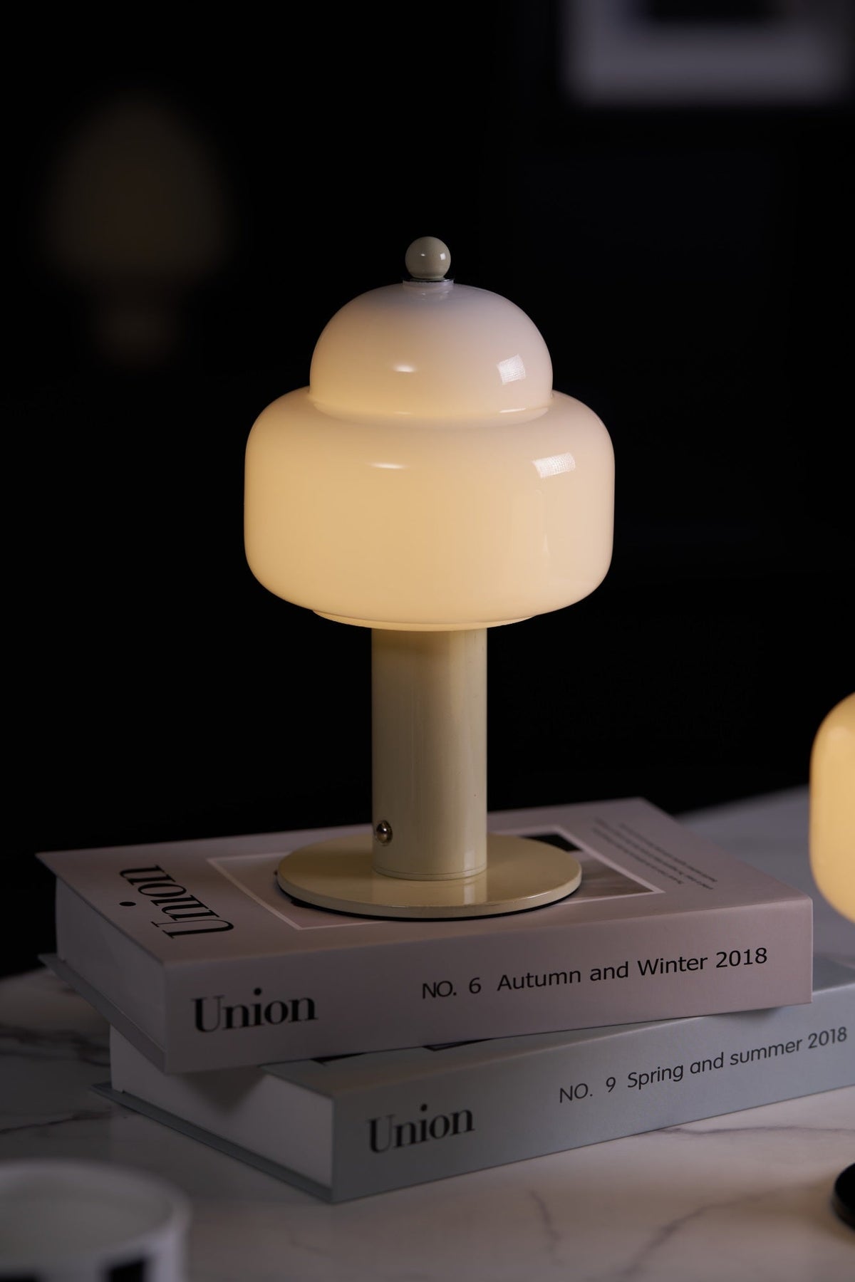Avenaella Modern Table Lamp