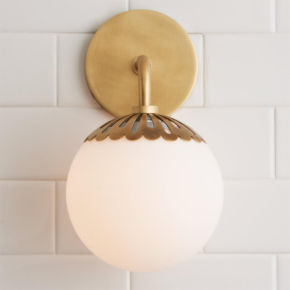 Aveniviella Wall Lamp