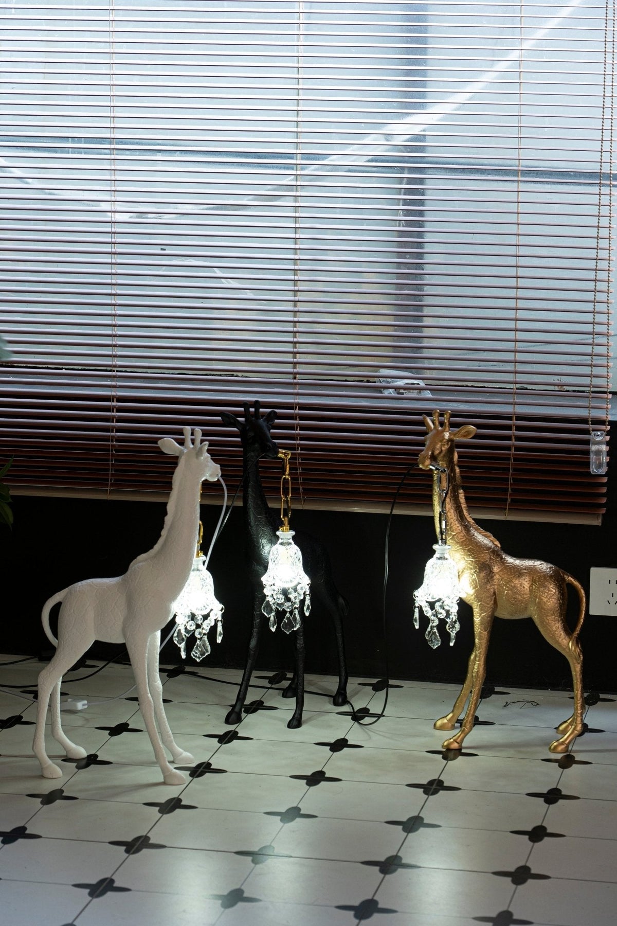 Fexl Luxurious Giraffe Royale Sculpture Floor Lamp