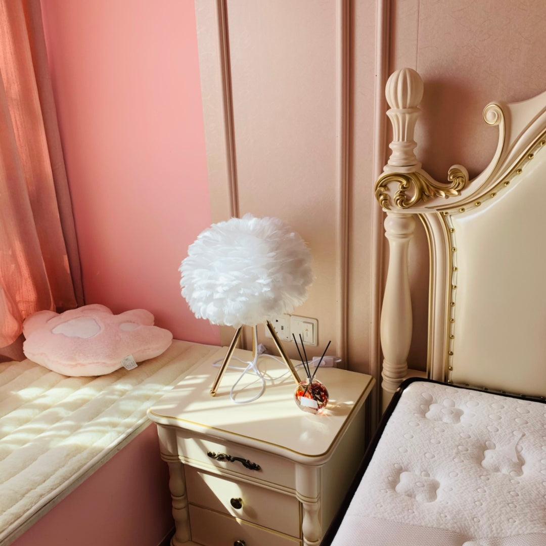 Nilo Feather Feminine Table Lamp