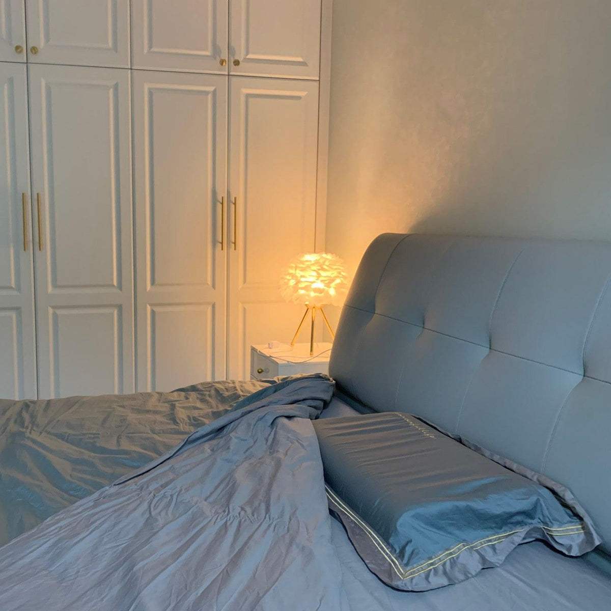 Nilo Feather Feminine Table Lamp