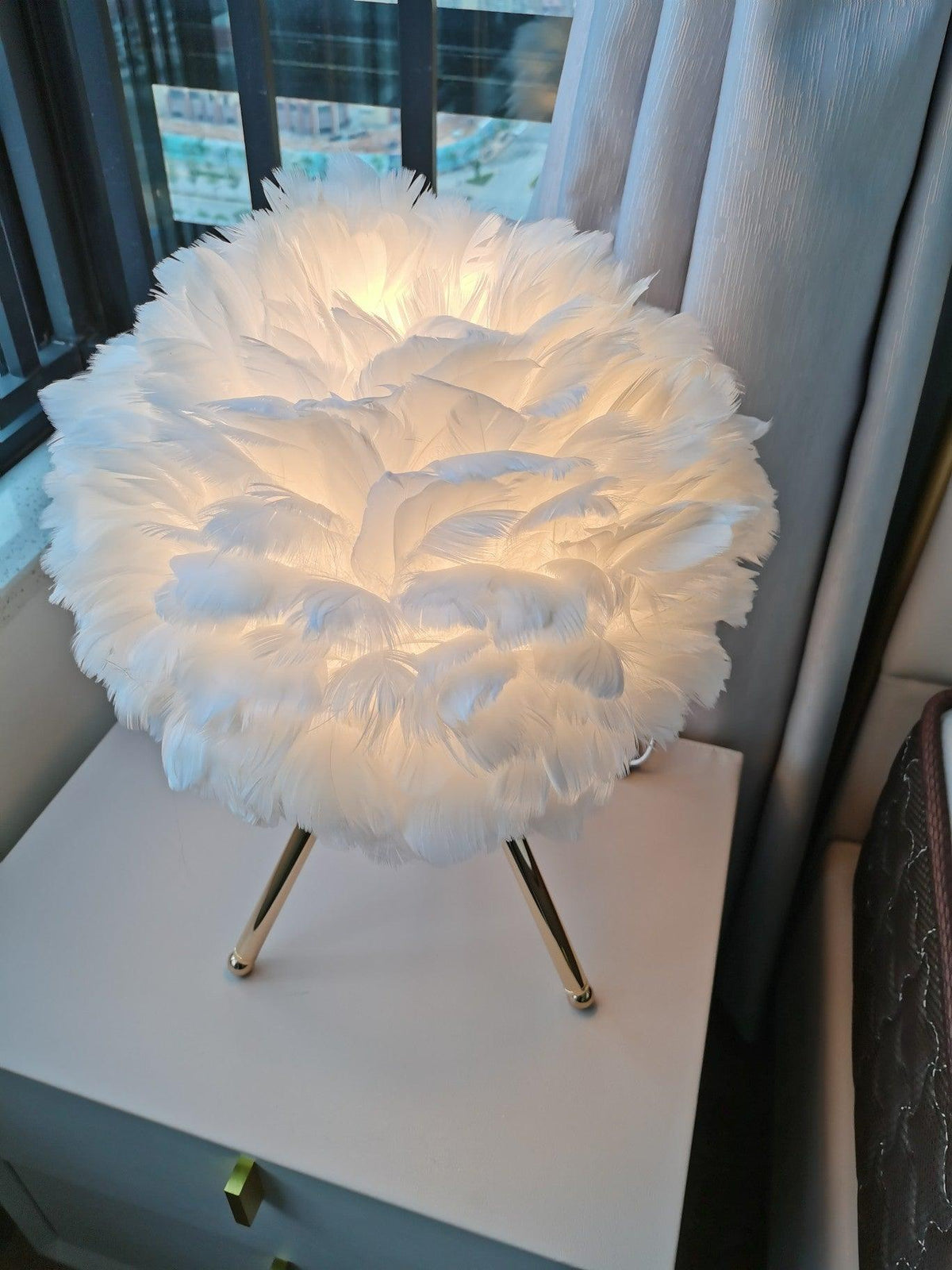 Nilo Feather Feminine Table Lamp