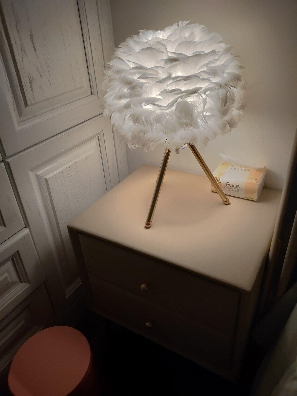 Nilo Feather Feminine Table Lamp