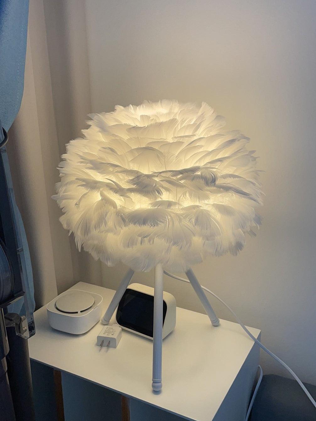 Nilo Feather Feminine Table Lamp