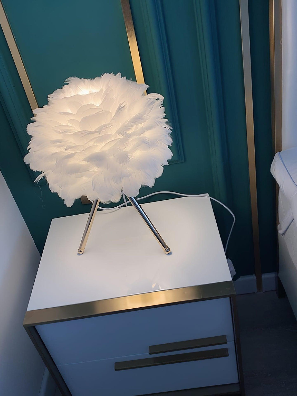 Nilo Feather Feminine Table Lamp