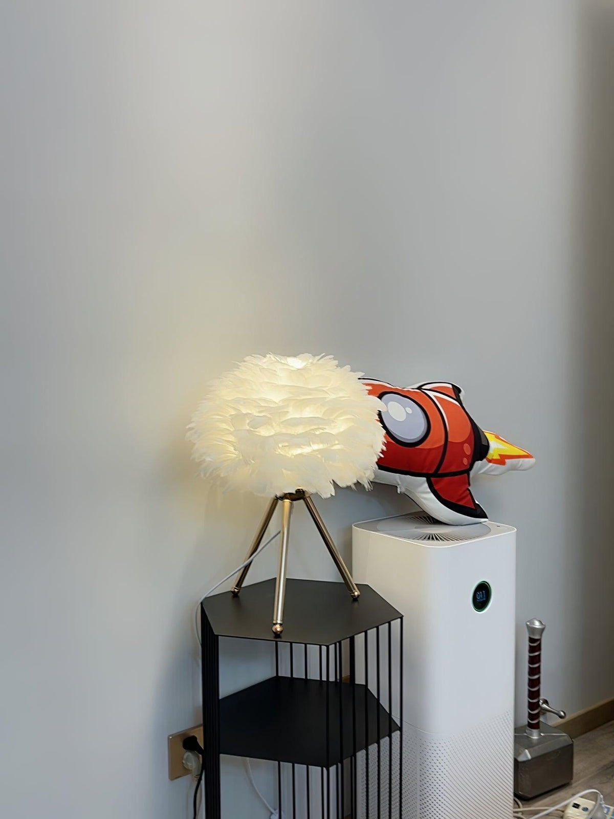 Nilo Feather Feminine Table Lamp